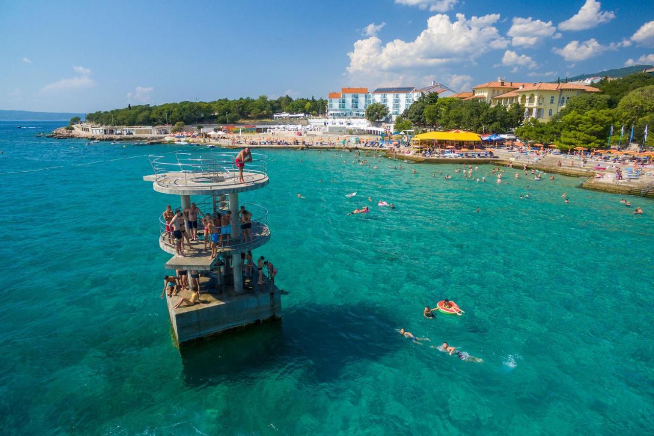 Cozy Apartments With Sea View Novi Vinodolski Exterior photo